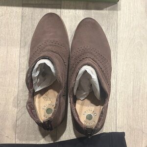 New in Box Earth Origins Taupe Suede Booties